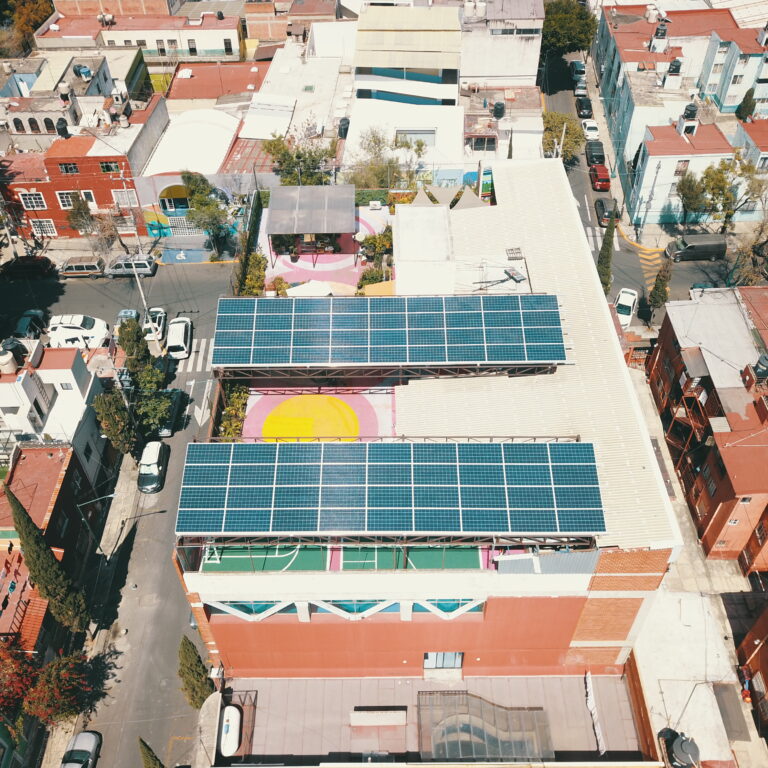 Paneles solares sobre edificio