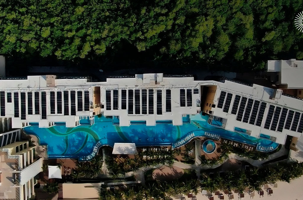 Vista aérea de hotel con sistema solar instalado en azotea