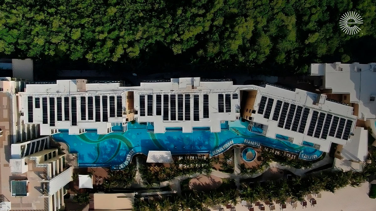 Vista aérea de hotel con sistema solar instalado en azotea
