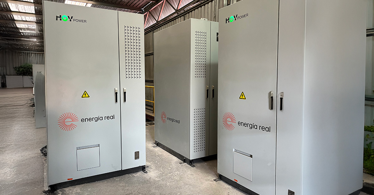 Sistema de baterías industriales BESS instalado en planta por Energía Real para almacenamiento de energía
