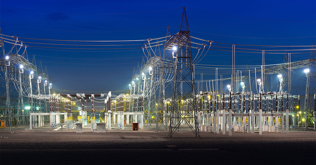 Subestación eléctrica iluminada en la noche, parte de la modernización de la red nacional de transmisión en México bajo el Plan de Expansión CFE 2025–2030.